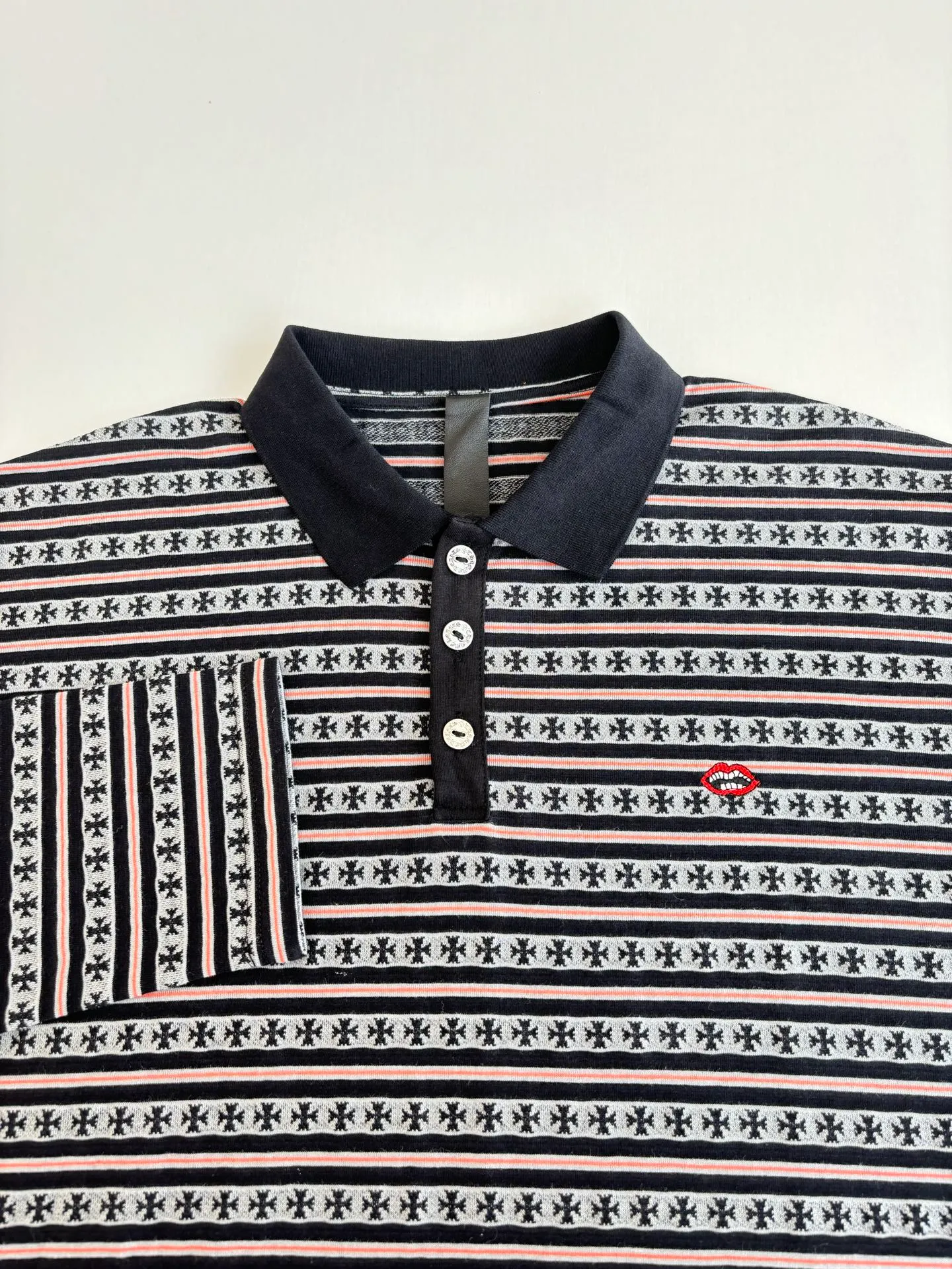P370 Chrome Hearts*/Chrome Hearts Cross Striped POLO Long Sleeves Yarn-dyed fabrics require a minimum order of 1,000 meters. The cost is expensive. The embroidery uses imported Tajima embroidery machines. The collar leather tags use imported lambskin. The hardware uses real antique silver. The cost is extremely expensive. Size: S/M/L